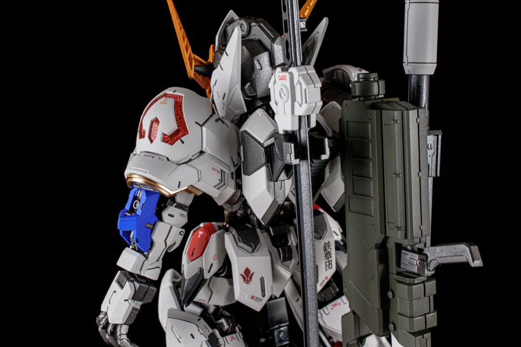 後ろのスカート部分にも鉄血団のマークを貼っています