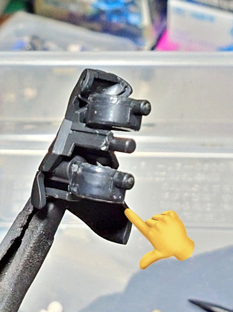 加工は簡単で、ララネルの腰の👈の所を通常の逆にとりつけます。リーマーを使用して5ミリに拡張しています。