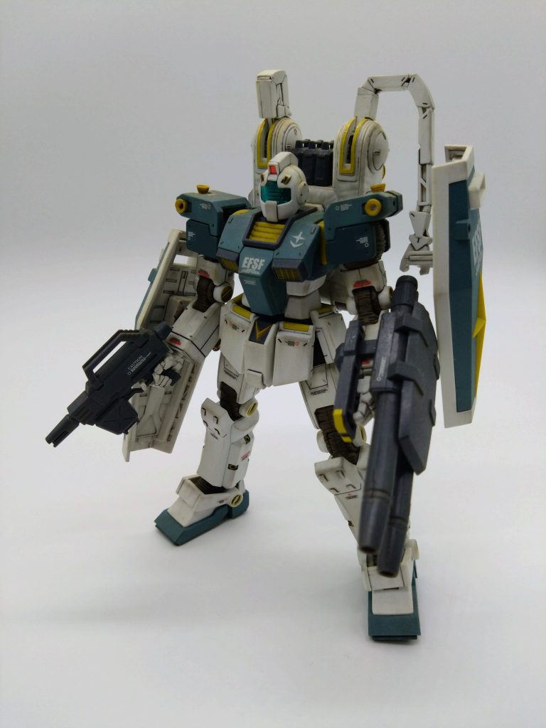 バックパック右のアームが折れて盾は右腕に装着。左肩のスラスター1つ無くす💧