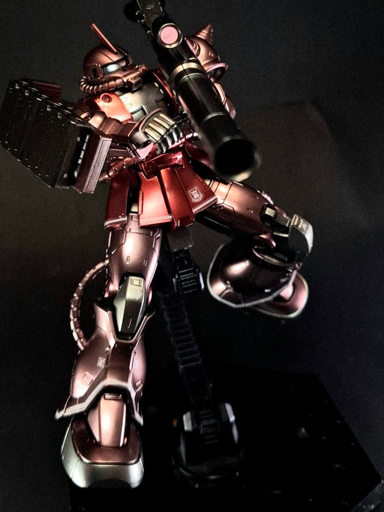 MS用バズーカA2型いわゆるザク・バズーカ。砲身後部にマガジンが追加されたタイプ。なお、従来のマガジンが無いタイプはA1型と言われている。予備弾倉はシールドのウェポン・ラッチに装備されている。非使用時にはランドセル側面にマウント可能。OVA版『THE ORIGIN』第1話で装備した。