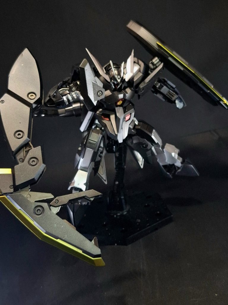 スクリューフィスト高速回転するマニピュレーターによって対象を殴りつける格闘武装。MSの装甲を容易く破壊する威力とパワーを誇る。