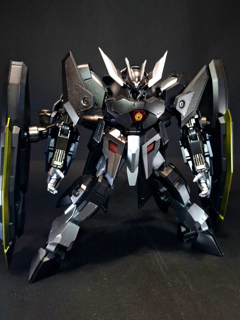 特殊機能阿頼耶識システムナノマシンを介してパイロットの脳神経と機体のコンピュータを繋げる有機操縦デバイスシステム。本機の阿頼耶識システムは厄祭戦当時そのままである。この機能を使用せずとも操縦自体は可能だが、その場合性能を引き出すことはできない。