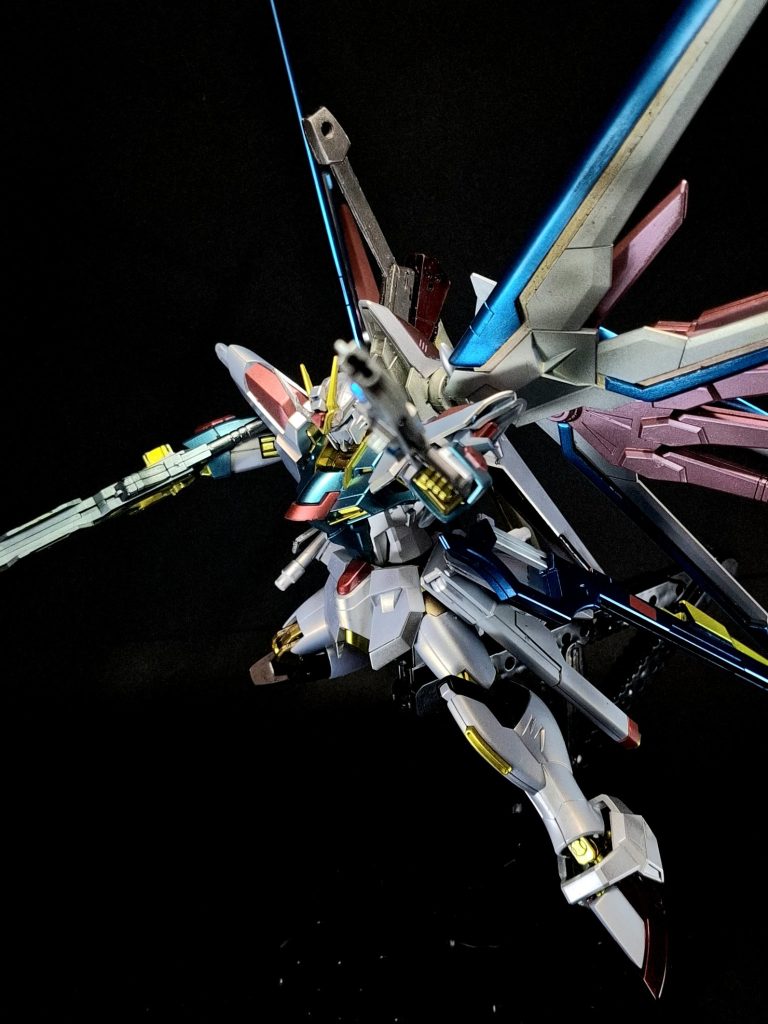 特殊機能ヴァリアブルフェイズシフト装甲フェイズシフト装甲を発展させた相転移装甲。A-MDE262PS2 プラウドディフェンダー2背面にドッキングする新型ウイング。精神感応でコントロールするナノ粒子によって敵のビームを吸収し無力化する。のみならず、特定波長の電磁波を吸収する事で熱を発生させ、この熱によって周囲に電場を生成。電子の移動で高電圧の雷を発生させ、対象物を破壊する事ができる[1]。