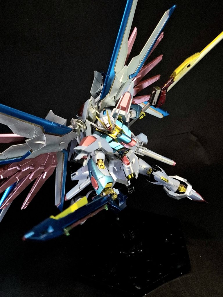 ドッキングの際はライジングフリーダムのウイングを分離し、そこに露出したコネクターにプラウドディフェンダーを接続する。プラウドディフェンダー2に実体剣「フツノミタマ」が装備されている。また、額に備える収束重核子ビーム砲「ディスラプター」は両腕から発射する仕様になり、プラウドディフェンダー2がドッキングしている時にのみ100％出力で使用することができる。防御不能の究極兵器であるため、使用に際しては細心の注意が必要となる。