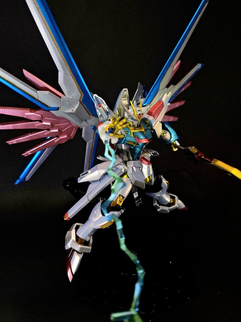 EQM-Y148 収束重核子ビーム砲ディスラプター追加兵装として額に装備された高出力ビーム砲。原子を崩壊させると同時に核分裂を抑制するため、このビームに照射された物体は爆発的反応を起こす事なく分解・消失する。エネルギーを大量消費するため単体では使用できず、使用にもコンパス総裁であるラクス・クラインの承認が必要になる。