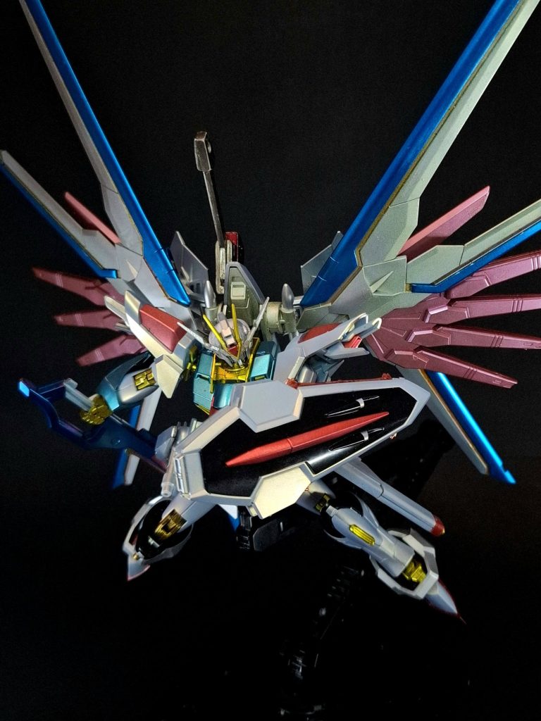 MMI-M2020 ヴァイパー3 レールガン両腰に装備されたレール砲。使用時に二つ折りになった砲身が展開し、銃身が伸長する。