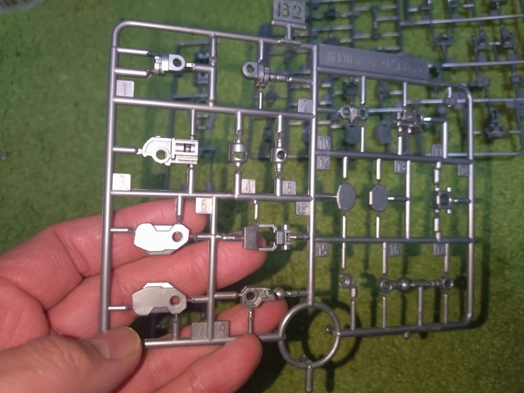 いつもならパーツ切り口やパーティングラインは手作業で全部落として下地にブラック塗布なんですが‥😂今回はハイパー手抜きで行きました。