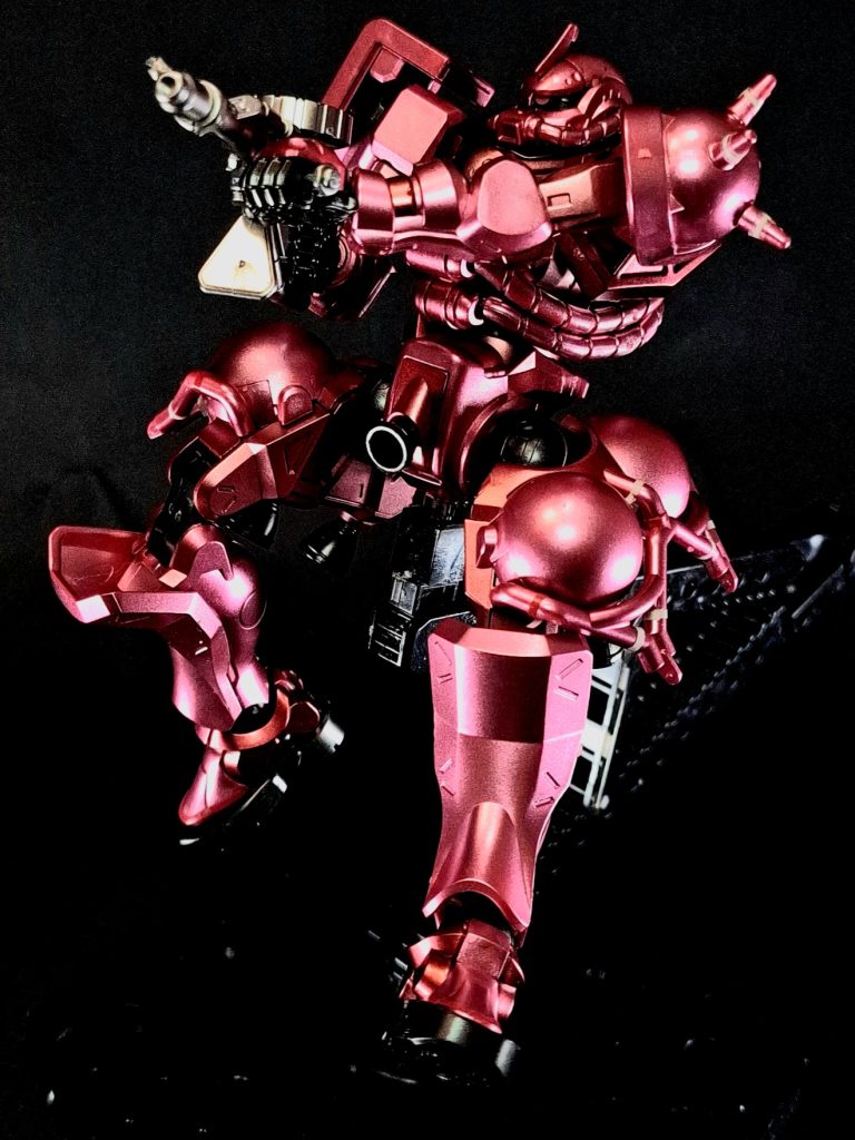 スパイクアーマー肩部に装備。MS-05が開発された時点で対抗兵器の開発の可能性が示唆され、採用された格闘戦用の装備[42]。