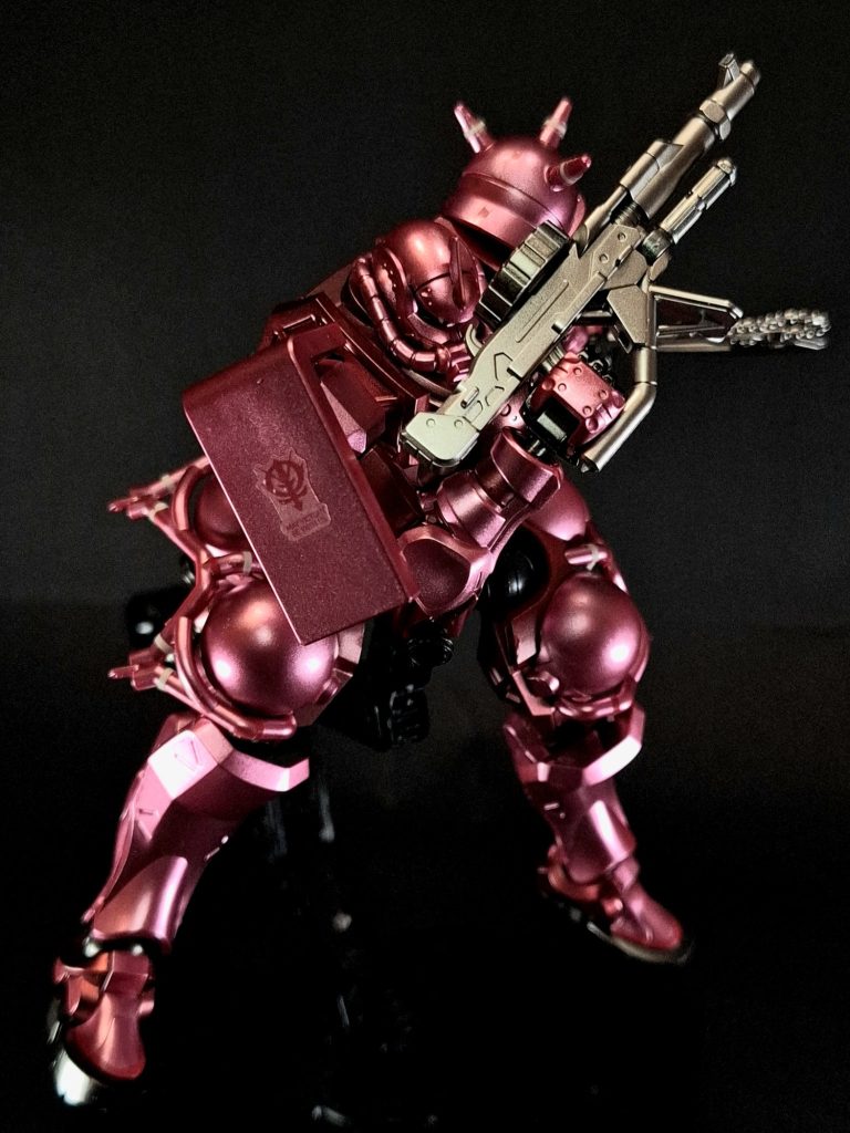 ザク・バズーカ編集元々対艦用に開発された[78]、口径280mm[59]（型式番号：H&L-SB25K/280mmA-P[79]）、または240mm[80]の、バズーカである。最初のテレビシリーズ劇中での対艦戦闘における核兵器発射の明確な描写はないが、ムック『ガンダムセンチュリー』では、時限作動にセットした核弾頭で戦艦を一撃で沈めた、とあり、連邦軍の戦艦もまた核ミサイルで対抗していたとも記されている。ただし映像作品『MS IGLOO -1年戦争秘録-』のルウム戦役では、核バズーカや核弾頭の使用描写はなく、通常弾頭であった。南極条約の締結後は核兵器の使用ができなくなり威力が落ちたため、さまざまな改良型が開発されることとなる。ザクII以外のMSでは、ヅダ、『0083』第4話のドム・トローペン、オッゴ（モビルポッド）などがザク・バズーカを装備している。装弾数は単発説と5発説[80]がある。劇中ではバズーカへ再装填する描写はないが、連射する描写はあった。『機動戦士ガンダム MS IGLOO 2 重力戦線』第2話に登場したエルマー・スネル大尉の陸戦型ザクIIは、左の腰アーマーに筒状の予備弾収納ケースをぶらさげている。劇中に装填シーンはないが、スネル大尉は1回の戦闘で弾倉無しのザク・バズーカを6発以上発射した。『第08MS小隊』では、5発入りバナナ型弾倉式のバズーカも登場した（第2話など）。砲尾には、バーニー式無反動砲のような4本の分散式ガス噴出ノズルが設けられている。シャア少佐は対ガンダム戦でもザク・バズーカを用い、大気圏突入直前の戦闘ではガンダムの盾を貫通する威力を見せる（テレビ版第5話）。ア・バオア・クーでは、本武装による攻撃でガンキャノンが膝から下を吹き飛ばされる。