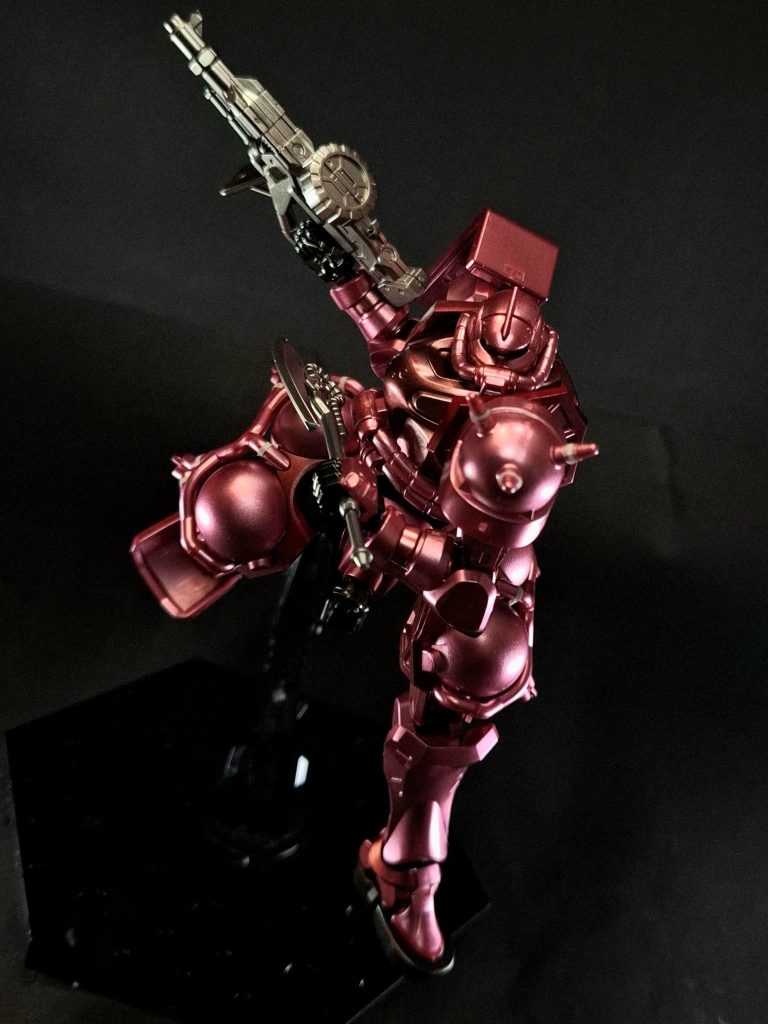 ヒート・ホーク編集→詳細は「ヒートホーク」を参照刃の部分に高熱を発生させる事で敵を切り裂く兵装[55][注 21]。ザクI用ヒート・ホーク（型式番号：HEAT HAWK Type3）の発展型[84][注 22]。F型やJ型に装備されたものをHEAT HAWK Type5とする資料も見られる[54]。実体刃がないビーム・サーベルと刃を打ち合わせ、鍔迫り合いすることが可能だった[注 23]。この原理については諸説があるが、IH説「刃の加熱に電磁誘導を用いているため、周囲に強力な磁場が発生している。そのためビームを磁力で封じ込めているビーム・サーベルとは反発しあう」というものが有力となっている[84][注 24]。刃は4、5回の戦闘で駄目になってしまう使い捨て兵器である[87]。テレビ版作中では第4話でシャアが使用し、名称はテレビ版第5話で言及される[注 25]。作中ではグフやヅダも装備している姿が見られる[注 26]。ルナチタニウム製のガンダムのシールドを叩き割り[注 27]、ガンダムNT-1を大破させる描写も見られた。第10話のザクが使用した動力パイプのないタイプや、両刃にした「ヒートトマホーク」など、生産形態は明確ではない。