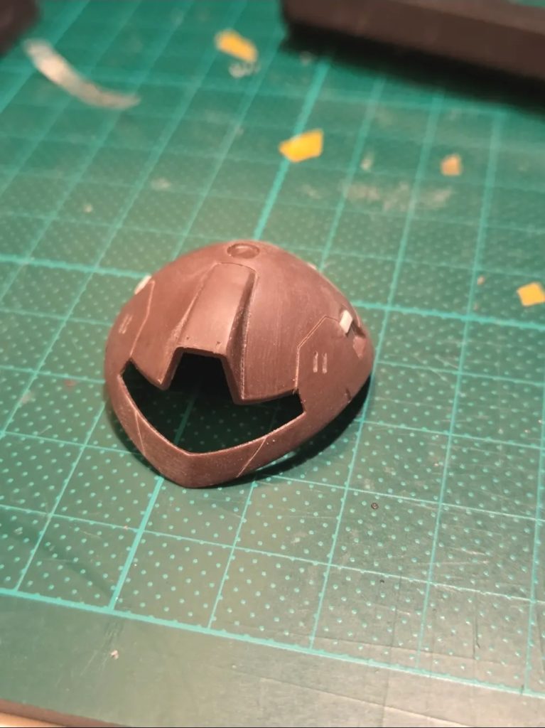 頭部を製作している時、ずっと「Metroid 」の頭部を連想していて、そのイメージでスジ彫りを少し追加したら、さらに似てき。😆