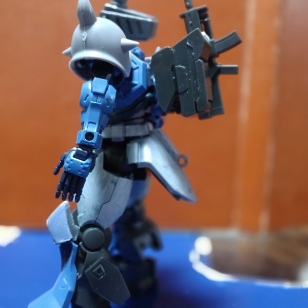 肩アーマー、やはりギラドーガのはデカい。あと一案、思うところがあるんだけどパーツが見つからず…マシンガン、バックパックに上手く付くんだ。膝アーマーの黒い部分、グフ感マシマシでよい感じ。（3枚目）