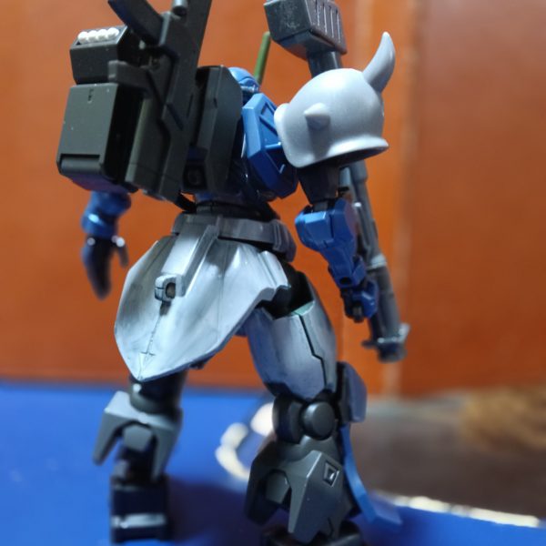 肩アーマー、やはりギラドーガのはデカい。あと一案、思うところがあるんだけどパーツが見つからず…マシンガン、バックパックに上手く付くんだ。膝アーマーの黒い部分、グフ感マシマシでよい感じ。（2枚目）