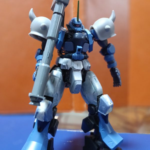 肩アーマー、やはりギラドーガのはデカい。あと一案、思うところがあるんだけどパーツが見つからず…マシンガン、バックパックに上手く付くんだ。膝アーマーの黒い部分、グフ感マシマシでよい感じ。（4枚目）