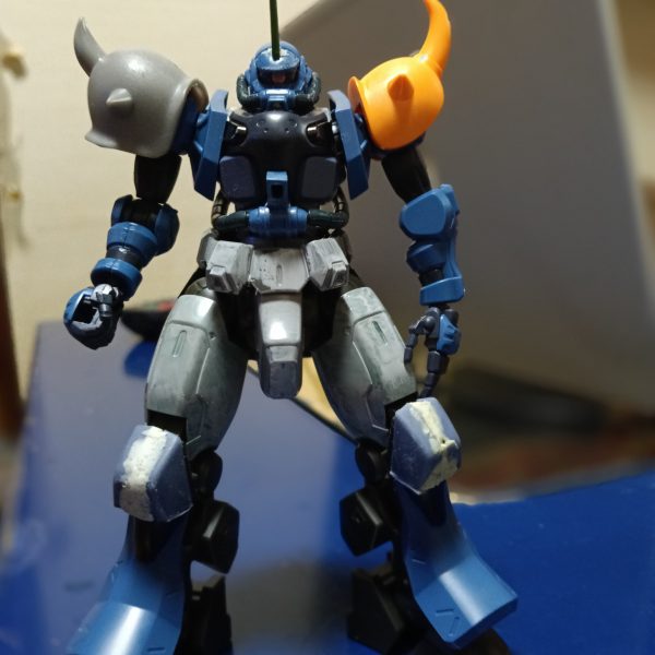 もう一案…グフイグナイテッドの肩アーマー悪くはない。ただ、肩ブロック削るかアーマーを少し広げないと入らない。接続方法を再考する必要もある。極小のボールジョイントを仕込むのが近道なんだけろうけど…飛行試験型のアーマーでいいかなあ？   （2枚目）