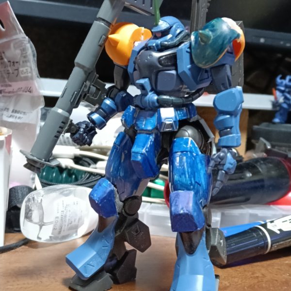 瓶サフ部分にマッキーの青を乗せて簡易的に仕上がり状態を確認。肩アーマーはグフイグナイテッドにした。ここの加工が終われば塗装して完成。（2枚目）