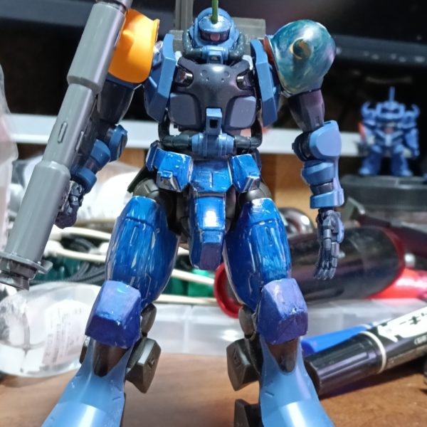 瓶サフ部分にマッキーの青を乗せて簡易的に仕上がり状態を確認。肩アーマーはグフイグナイテッドにした。ここの加工が終われば塗装して完成。（3枚目）