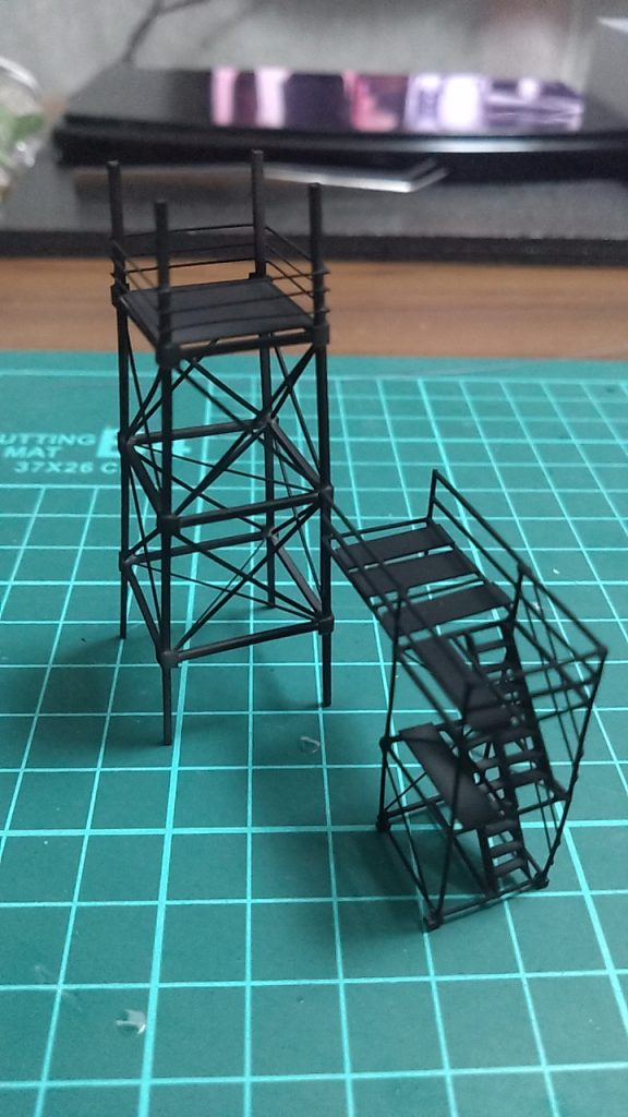 監視塔や足場はランナー伸ばしとプラ版で自作です(> <)w