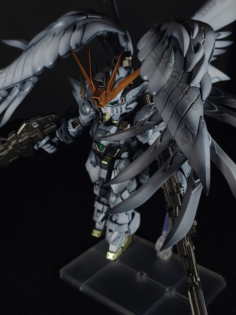 ムーンストーンパールと光沢コートでチタニウムフィニッシュのような質感を目指しました。