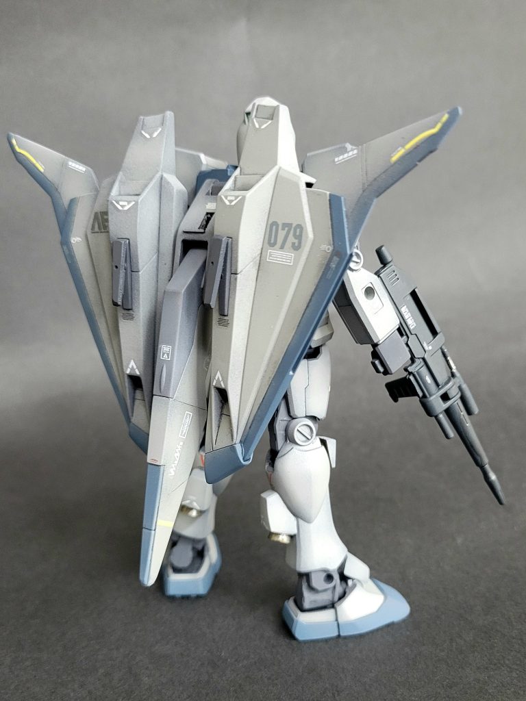 足がスライドしやすいように、膝を加工し、ふくらはぎのスラスターを新造。アンクルガードもゼータ風に。