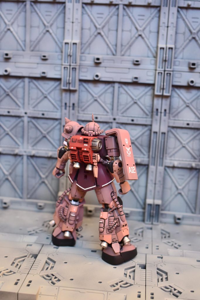 以前ドアンザクを製作した際も思いましたが、オリジン系のキットはディテールが細かくて格好良いのにＨＧの作り易さも兼ね備えていて良いですね。