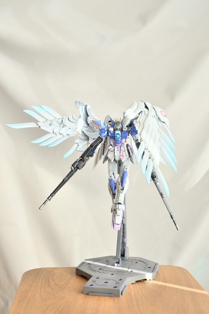 今回パーツは割れるは塗膜も割れるし、デカールは貼っても貼っても終わらないしで正直何度か心折れそうになりました。そんな折リンクルプラネットの東恩納瑠花さんが、公式YouTubeの企画でのゼロカス作製を拝見しました。ライブに向けての練習だったり学校だったりと多忙だろうに、東恩納さんのひたむきに作製する姿勢に刺激を受け今回無事に完成させることができました。この場を借りて東恩納さんに感謝申し上げます。ミルユメカサナレ「クミタテチュウ」の会場で実際に東恩納さんが作製されたゼロカスを拝見しましたが、めちゃくちゃ綺麗でした。それでは今回も最後までご覧いただきましてありがとうございました。