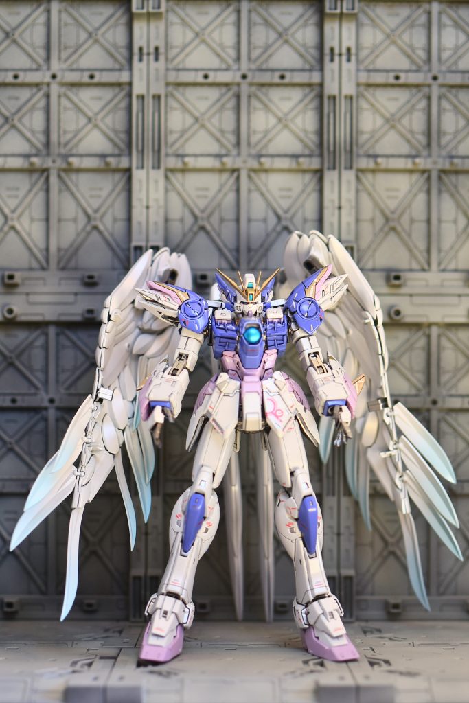 今年は『新機動戦記ガンダムW』30周年の記念すべき年ですが、そんな年に大阪万博に行った折ガンダムベースPOP-UPで購入したリサーキュレーションカラー/ネオンピンクを塗装しました。当初万博に思いを馳せてミャクミャクカラーでの塗装を考えていたのですが、それほぼクロスコントラストカラーじゃんと気付き今回のカラーと相成りました。