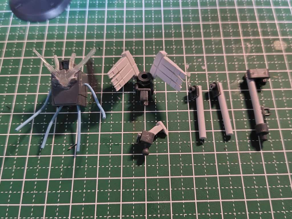 塗装前分解図塗装しやすくするためと破損対策でバックパックは分解できます