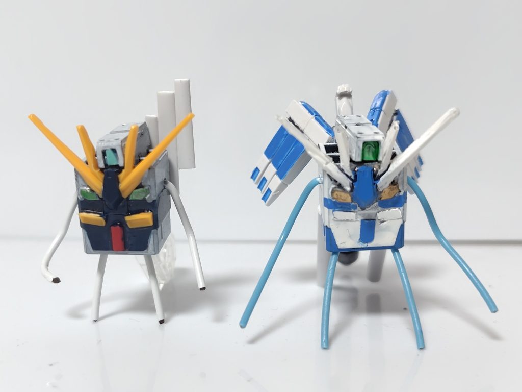 ニューカンサムと並べてどちらも背中は伊達装備です