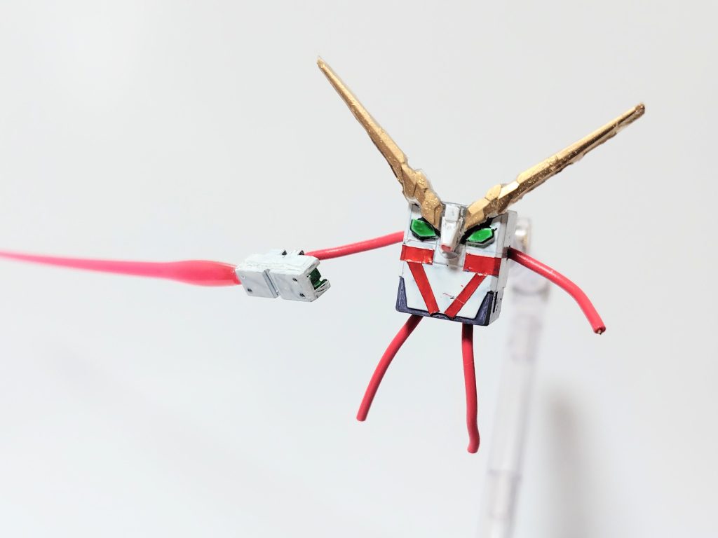 トサカはむしってビームサーベルになります