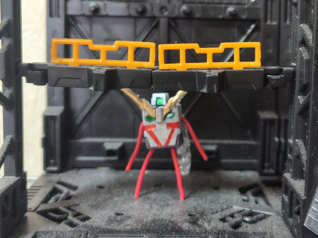 ビスト家の格納庫の隅で待っているユニコーンカンサム