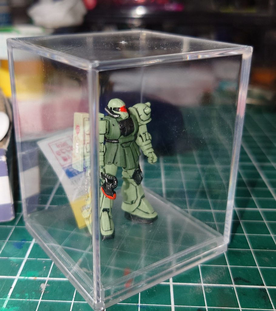 作品名：30周年ザクⅡを展示ケースに収納<p>セリアさんが販売している箱型フィギュアケースのSサイズに収納 　背景に30周年ロゴを貼りました　不思議なもので、そこそこ立派にみえます　笑</p>
