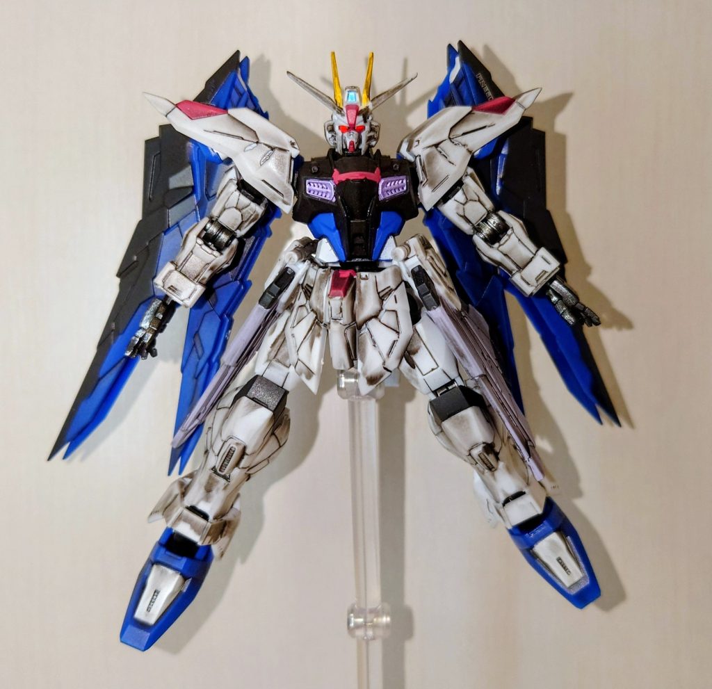 GフレームFA01のフリーダムガンダム、完成しました! フレームは黒サフ&銀ドライブラシ、外装はスミ入れ→半光沢トップコート→デカールワーク→つや消しトップコート→ウエザリング→半光沢トップコートの簡単仕上げ!(当社比) 笑