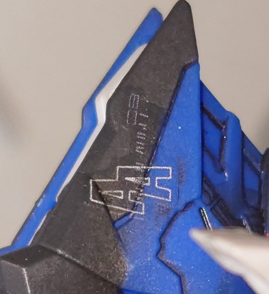 右の翼にアークエンジェルのデカールフリーダム、表面のモールドが凄いので、デカール貼れる平面が少ないので、かろうじて翼に それでも段差があるので、マークセッターで固定、マークソフターでデカールを段差になじませました ちょっとアークエンジェルの文字が消えちゃいましたね