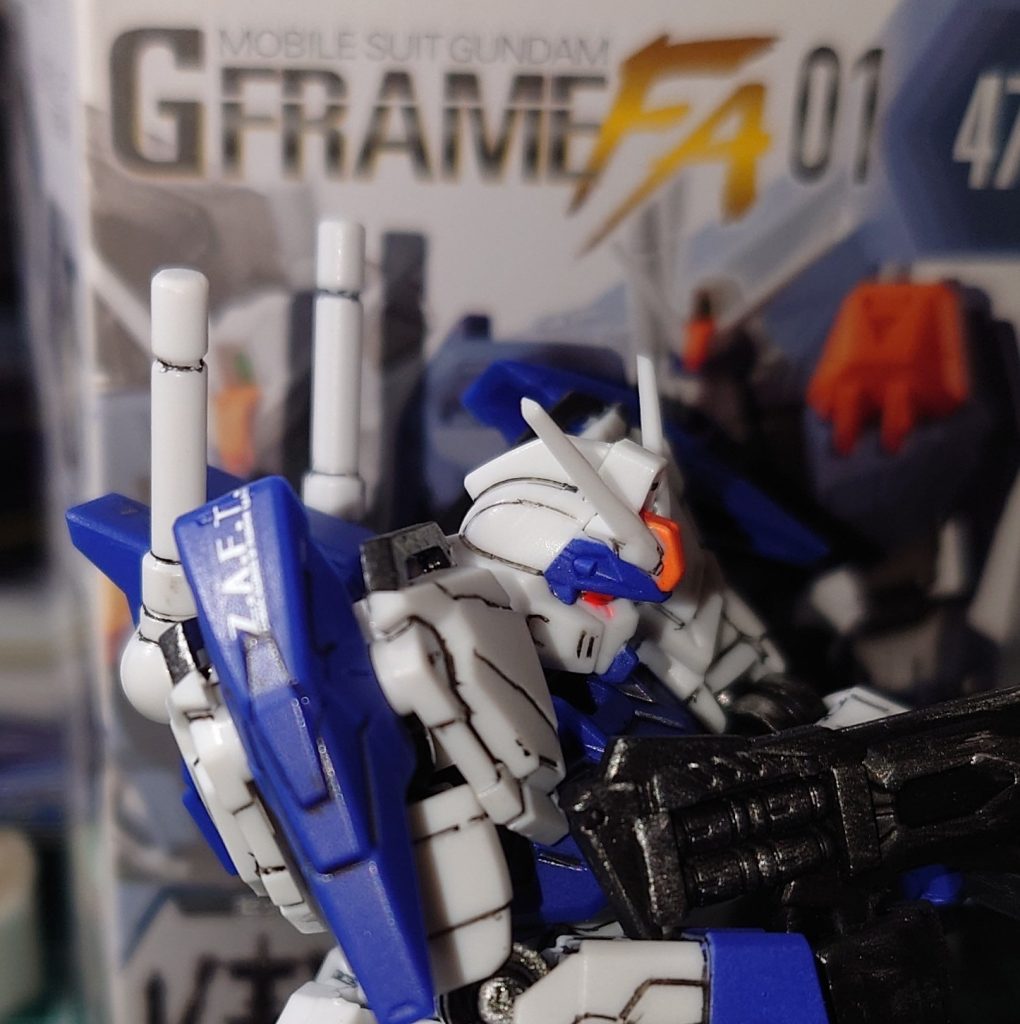 　右肩にはZ.A.F.T. 　左肩にはザフト紋章　紋章は画像がボヤケたので出しません　