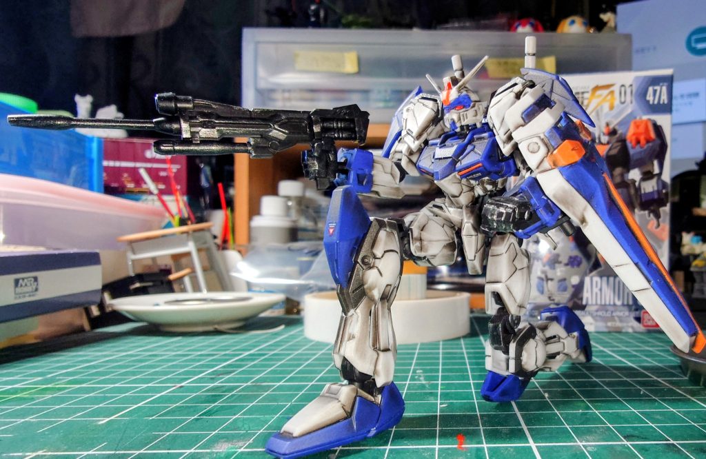　はい！GフレームFA01のデュエルガンダムアサルトシュラウド、全パーツ外して手を加えました　フレームはいつも通り、黒サフ→銀ドライブラシ　外装は半光沢トップコート→スミ入れ＆デカールワーク→つや消しトップコート→ウエザリング→つや消しトップコートの簡単仕上げ（当社比）　なんと跪けます！　Gフレーム、驚異の可動！