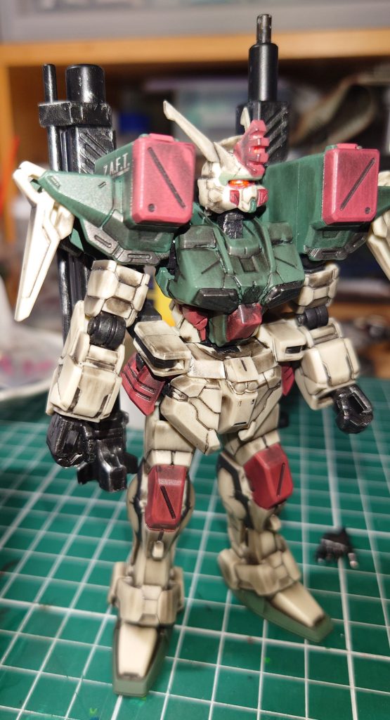 はい! Gフレームのバスターガンダム、完成しました 工程はいつも通り フレームは黒サフ→銀ドライブラシ→つや消しトップコート 外装は半光沢トップコート→スミ入れ&デカールワーク→つや消しトップコート→ウエザリング→つや消しトップコート 簡単(当社比)でしょ! 笑 圧