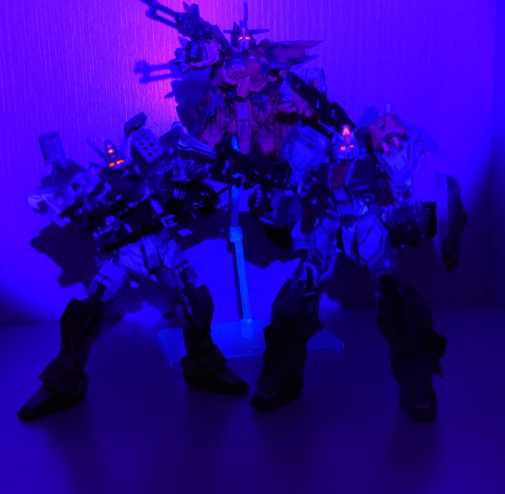 安心してください uvライトで3機ともツインアイが光ります 笑