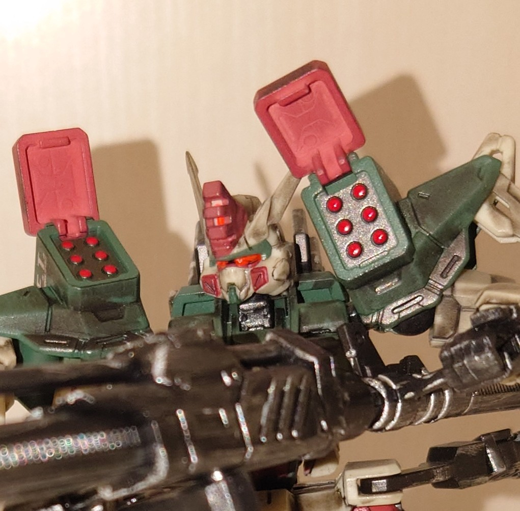 肩のミサイルランチャーの弾頭も赤く塗ってますよ!