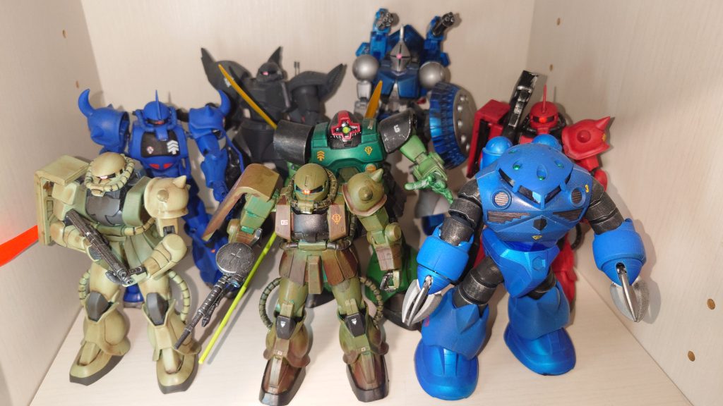 『歴史』①ガンプラ黎明期 遥か40年以上前、テレビ再放送で「機動戦士ガンダム」を見て、躍動するシャア、奮戦虚しく散るランバ・ラル、アムロに翻弄される黒い三連星を見て胸震わせた一人の少年は、ジオニストへの萌芽を無意識に歩み始めていた 胸のトキメキのまま、おもちゃ屋に走った少年は、人生の不条理を初めて学んだ 最初のガンプラブームで人気キットが手に入らないのだ 当時は情報を得る手段もなく、アッザムリーダーとサラミスばかりが棚晒しになっているのを眺める日々が続いた 結局、真っ白いガンダムと1/60シャアザクを組んだのみ 劇場版三部作を見終えて、少年の最初のガンダムブームが終わった…②ガンプラ爆発期 少年は大人になり、「平成の機動戦士ガンダムが放映される」という話を聞いて、昔を懐かしんでテレビをつけた…炎の中、立ち上がるストライク、ジンの攻撃をはねのけて殴り飛ばすストライク、マリュー・ラミアスの揺れる胸に頭を焼かれた男はヨドバシカメラ・ホビー館(当時は新宿・紀伊國屋書店の裏手にあった)に走った なんと!そこにはガンプラのパライソ(天国)が広がっていた ファースト、ゼータ、ダブルゼータ、08小隊、0080、0083、V、G、W、F91などあらゆるシリーズのキットが山積みされていた勿論、SEEDのキットも 男はゼータ以降のガンダムを履修しつつ、狂ったように組んでいった…素組みのままに… 実際、毎週のように新キットが発売されていた黄金時代だったのだ…男はSEEDとSEEDdestiny見続け、一喜一憂しつつ、SEED劇場版を待った…待った…待ち続けた…男は仕事に忙殺されるようになり、次第にガンプラから遠ざかり、SEED劇場版への絶望を胸にガンプラを封印したのであった…ただ二本のニッパーを残して…③ガンプラ開眼期 ある日、男は旧ツイッターで驚天動地の報せを得る 「ガンダムSEED劇場版、近日公開!」 男はなじった「今更、やるだと!信じられるか!」と… だが、公開が1日、また1日と近づくに連れて疑いが確信に変わりつつある中で、吸い寄せられるようにヨドバシカメラに行った しかしかつての黄金時代が嘘のように閑散とした売り場、限られたキット 「寒い時代と思わないか…」男の脳裏にワッケインの言葉が蘇った それでも男は久々にファーストのガンダムやザク、EGのストライクなどを組み、進化したキットに驚嘆した 入手しづらいキットとは別にガンダムの食玩Gフレームやモビリティジョイントガンダムとも出会った 最初はどれも素組みだ スミ入れ・部分塗装・缶スプレー塗装と沼に足を踏み入れ、次第に全塗装へと至るのであった HGキットやGフレームが男の主戦場…ある日、GフレームFAのドムを砂漠仕様に塗装したのが、一気に沼にハマる契機であった そう、男は、フリーダムウイングはついにガンプラに真に開眼したのだ…そして今…