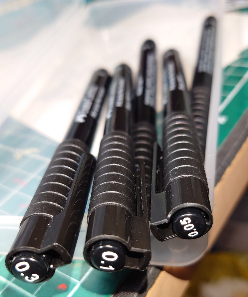 道具 私も皆様と同じ道具を使っているので、大げさに語ることもありませんが、スミ入れ用に画材屋の世界堂さんでFABER-CASTELLのアーティストペンを見つけて愛用しています このタイプは黒のみ、太さが0.3 と0.1と 0.05があります 0.1を主に使い、後は状況次第で使い分けています