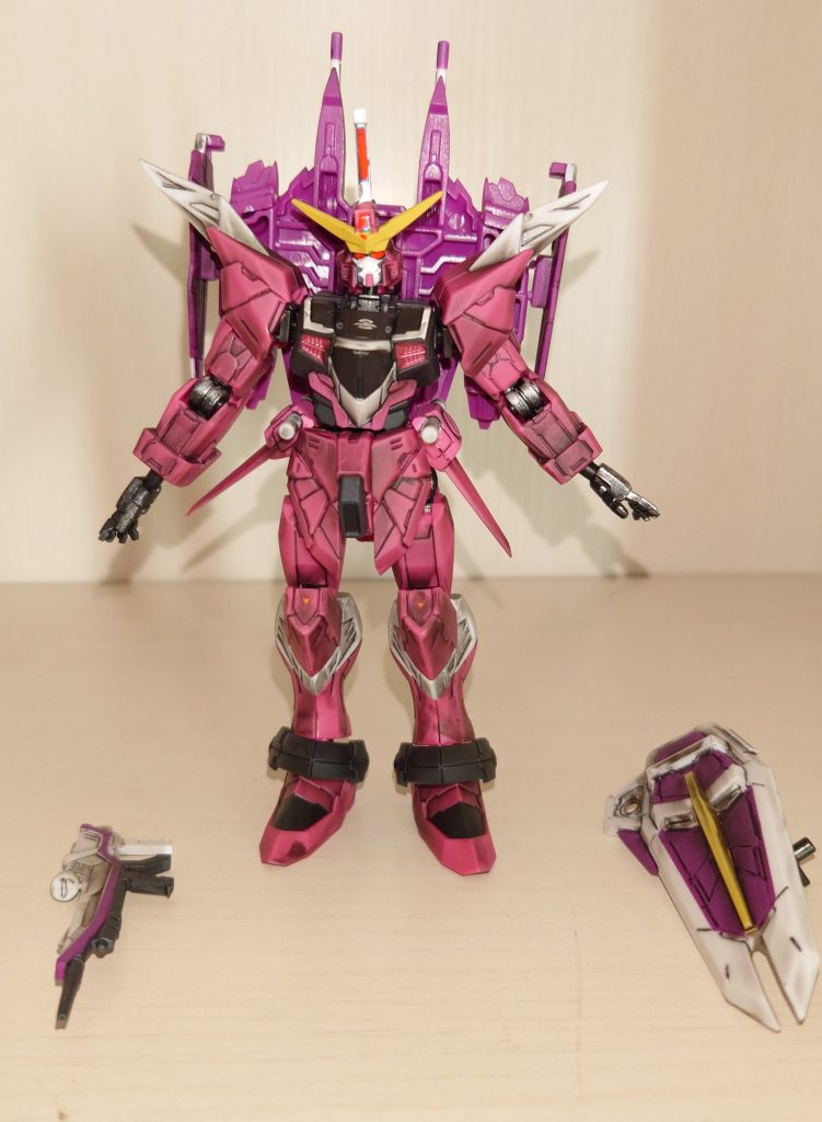 ハイ!GフレームFAのジャスティスガンダム、完成しました! フレームは黒サフ→銀ドライブラシ→つや消しトップコート 外装は半光沢トップコート→スミ入れ&デカールワーク→半光沢トップコート→ウエザリング→つや消しトップコートの簡単仕上げ(当社比)!