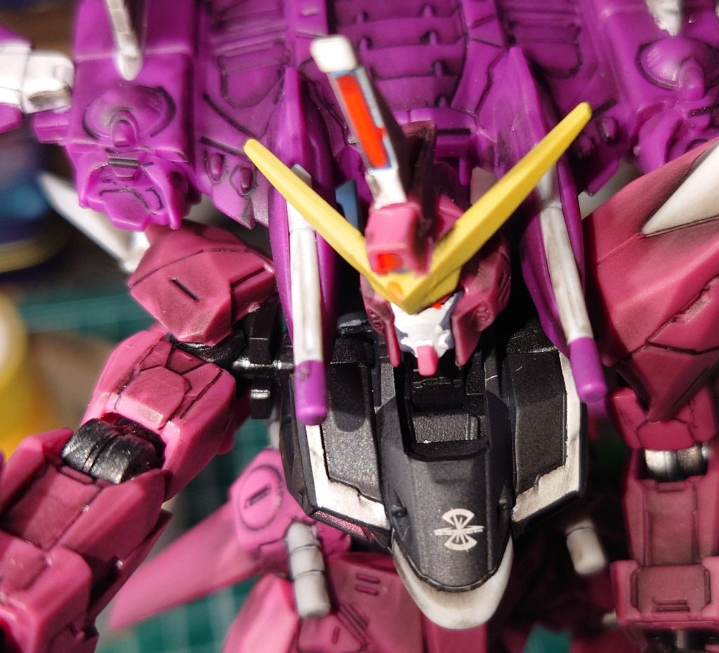 胸元にザフト紋章 我ながら上手くいきました あと両膝に、逆三角のコーションマークを コーションマークって、正解が難しいですよねスケールモデルで勉強した方がいいのかな?