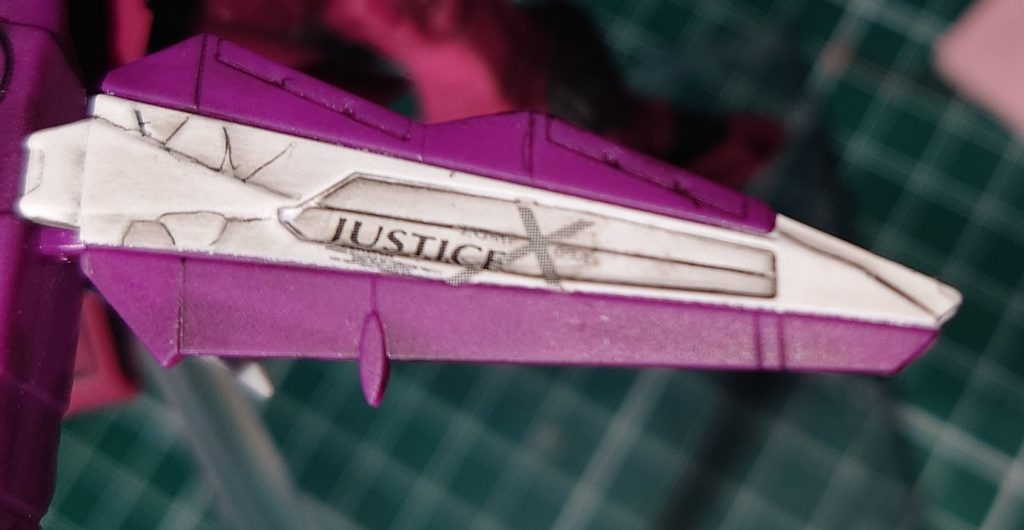 ファトゥム00の翼にジャスティスのデカールを貼りました マークセッターでつけて、薄めたマークソフターで密着させています あとはウエザリングで馴染ませる…こう書くと、モデラーっぽいですね 笑 まあ、底辺モデラーなりに頑張ってます 笑