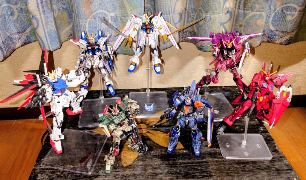 作品名：Gフレーム SEED勢　<p>　GフレームとGフレームFAで出続けているSEED系が７体になりました　いや〜、増えたな〜　棚の区画がギチギチなので、小テーブルにだして撮影　マイティーストライクフリーダム、フリーダム、ジャスティス、エールストライク、イ [&hellip;]</p>
