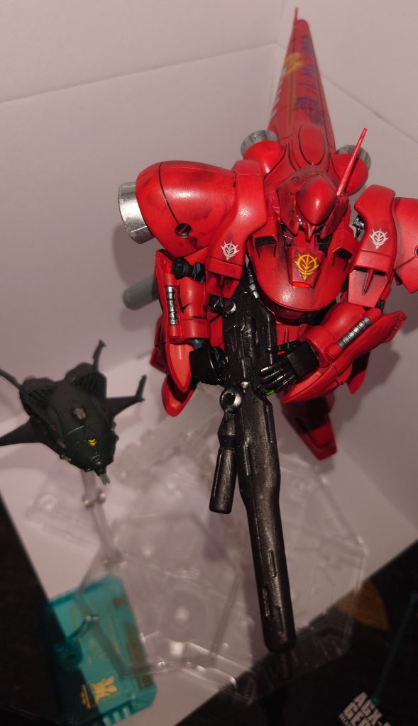 　今回、メガハウスさんのコスモフリートコレクションのザンジバルⅡ級リリーマルレーンが手に入りました　あのシーン再現するしかないですよね！　笑　圧　それにあたり、シーンを補強する為、シーマと部下たちの絆を描いてみました　シーマへの忠誠心からハートマークを描いてしまった整備員たち、それを庇う整備長、笑って許容するシーマ・ガラハウ…彼女が言った「故あれば寝返るのさ！」という『故』に着目しました　故郷であるマヘルコロニーを失ったシーマや海兵隊員らは何のために戦うのか？生きる目的とは？　シーマや彼等たちにとって、互いの生存こそが目的たり得るのではないでしょうか？　そのように考えつつ、製作いたしました　紅組のみんな！やってやろうぜ！！！！！！