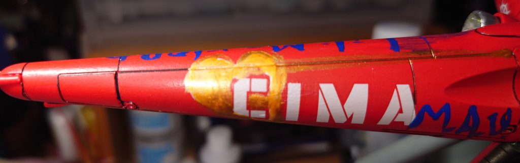 　シーマ「あ！」思わず声が出て、自身の体温が上がるのがわかった　整備長「すいやせん…俺が仮眠している間に若い奴らが、余った塗料でハートマークを描いてコーティングまで…」　シーマ「フッ…フフフッ…ハーハッハッハッハッハッハァ！」腹を抱えて笑うシーマ　整備長「姐さん…」思わず地が出た整備長　シーマ「お前たち！最高だよ！」整備長に抱きつき、その頰に熱いキッスを浴びせるシーマ整備員達「ああ！」物陰から様子を伺っていた整備員達が羨ましそうに声をあげた　シーマは床を蹴って、無重力の中、整備員達一人一人に抱きつき、頰にキスを浴びせていく　中には調子に乗って、唇を突き出す者もいたが、シーマに額を軽く小突かれて、その額にキッスをされていた　シーマ「お前ら！この可愛い男たち！ありがとう！私の新しい愛機にお前たちの気持ちと愛を込めてくれて！　この鉄火場をくぐり抜けて、皆で生き残るよ！！」　整備班一堂「おう！」