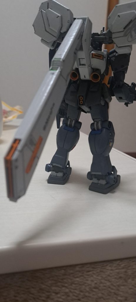 後姿。トライブースターユニットのホワイトはニュートラルグレーⅠ。細かな塗り分けがちょっと苦労。真ん中の長いとこ。プラ板にスジ彫りして排気口、吸気口ぽく。