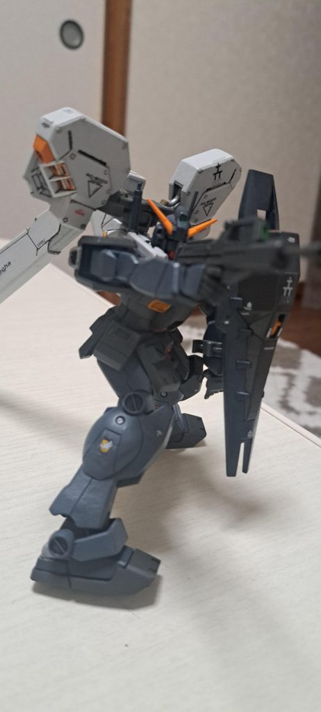 腕、肩の可動域が少ない。古いキットだからかな。