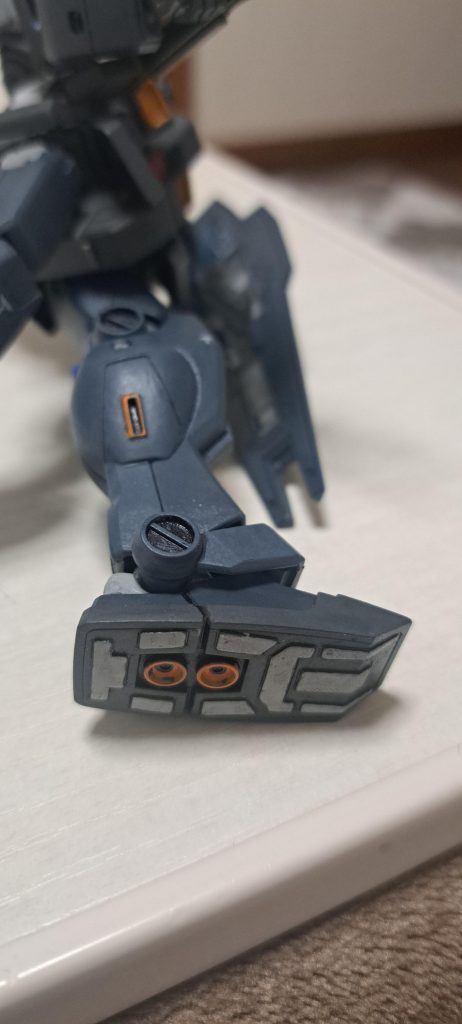 足裏やふくらはぎ?塗り分けに満足。老眼おじさん頑張った。臭う、臭い、換気扇回しての苦情に耐えて頑張りました。